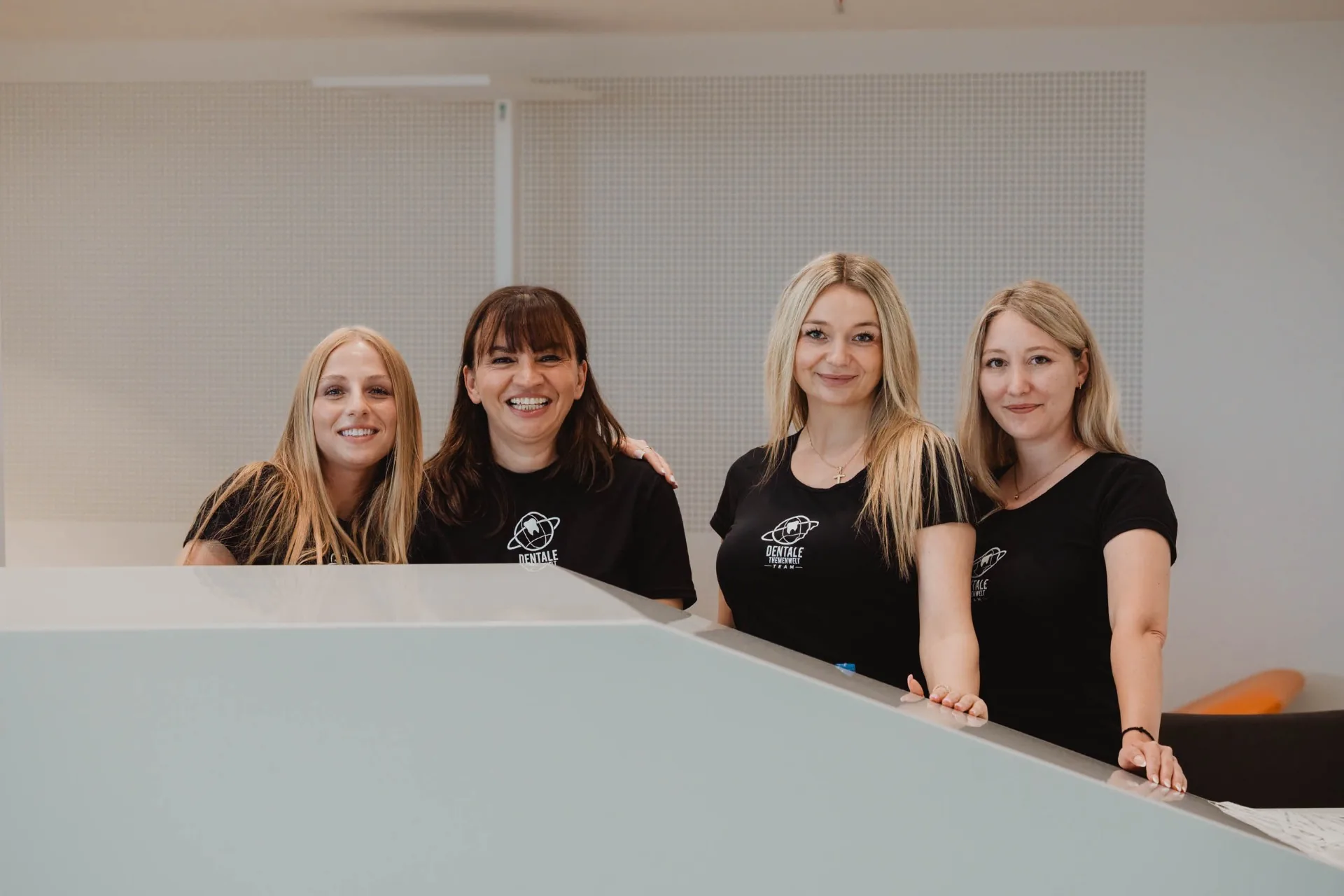 Das Team der DENTALEN THEMENWELT am Empfang